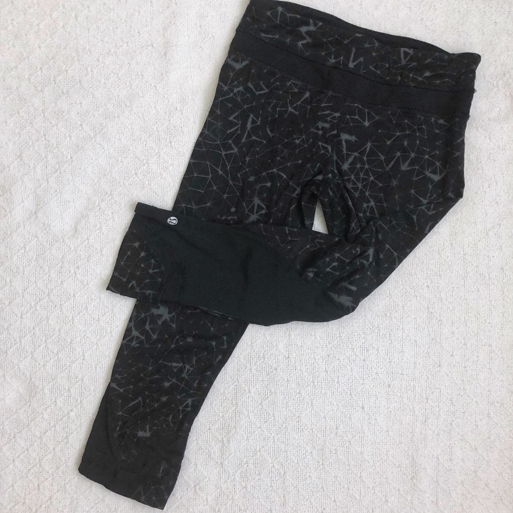 LULULEMON CROP YOGA PANTS.